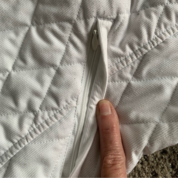 GREG NORMAN| Women’s quilted vest. Sz M - Picture 9 of 11